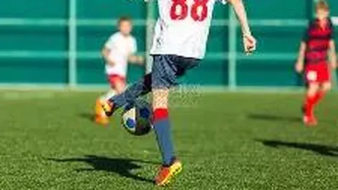 杨幂酒店亮相，香肩美腿引人瞩目