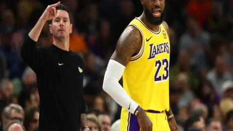 劳拉·伍兹粉装亮相冠军联赛决赛圈引关注